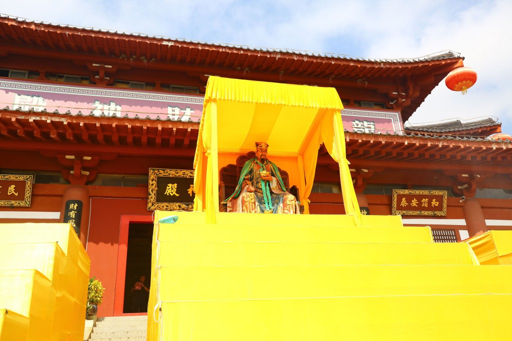 2月8日，工作人員在三亞南山迎財神廟會活動準備就緒1。