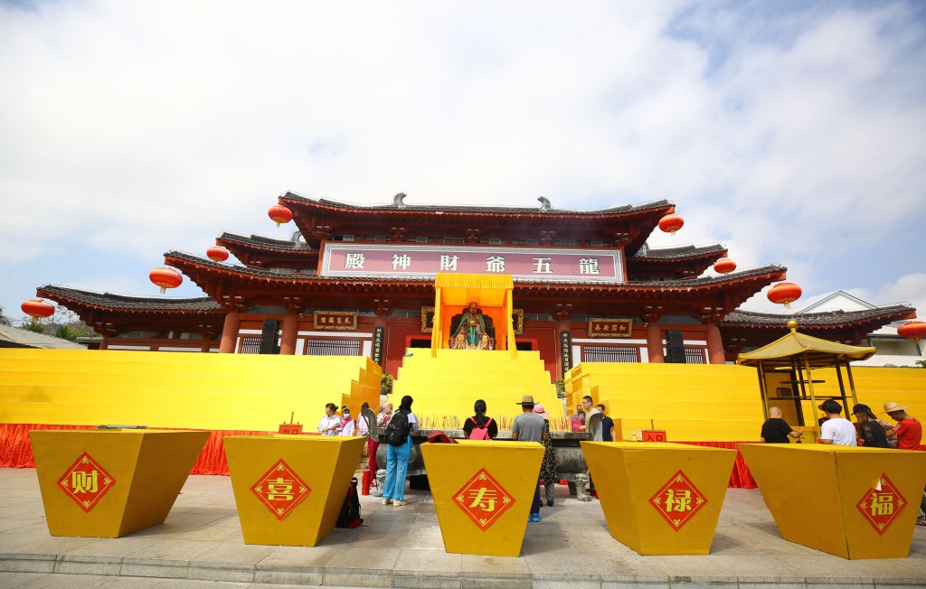 2月8日，工作人員在三亞南山迎財神廟會活動準備就緒。