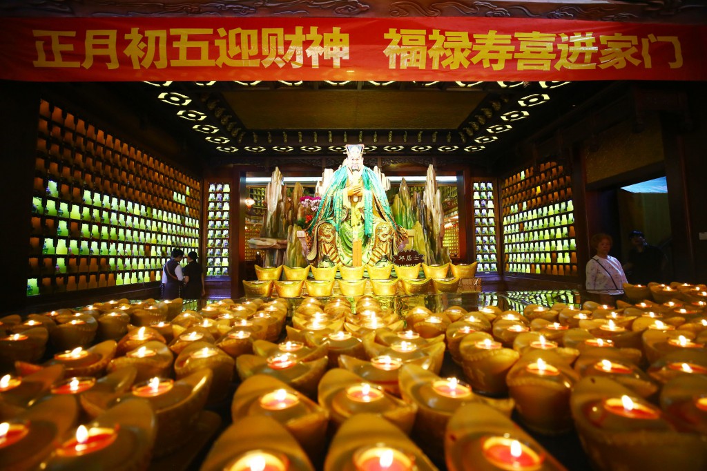 2月8日，工作人員在三亞南山迎財神廟會活動準備就緒2。