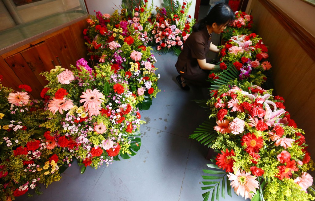 2月8日，工作人員在三亞南山迎財神廟會活動中準備鮮花。