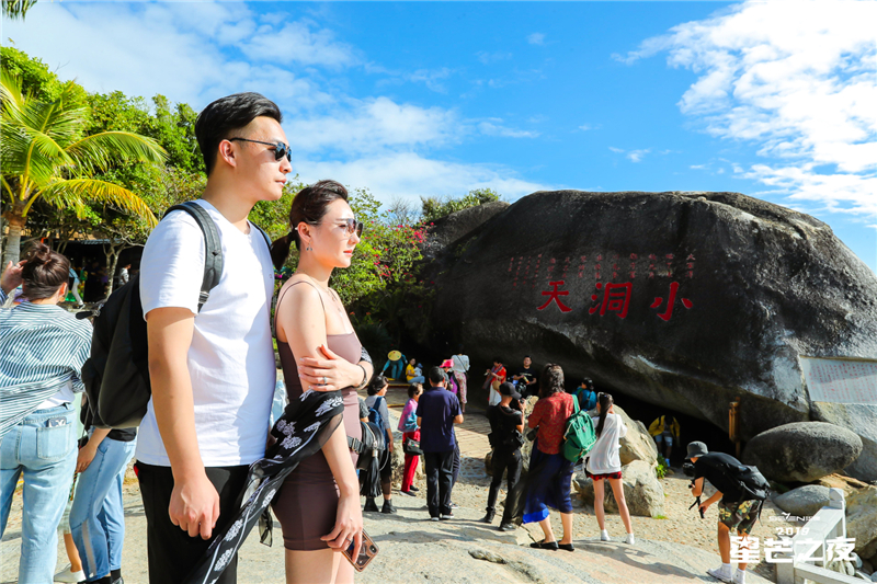 網(wǎng)紅暢游大小洞天打卡首屆三亞國(guó)際花卉旅游節(jié) (3)