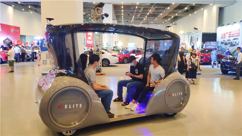 游客體驗(yàn)無人駕駛車