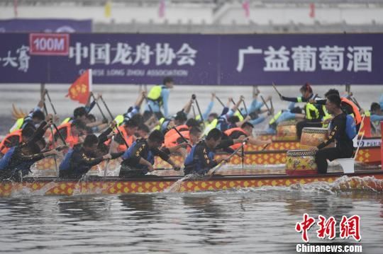 2019中華龍舟大賽（海南·萬寧站）開賽。　駱云飛　攝